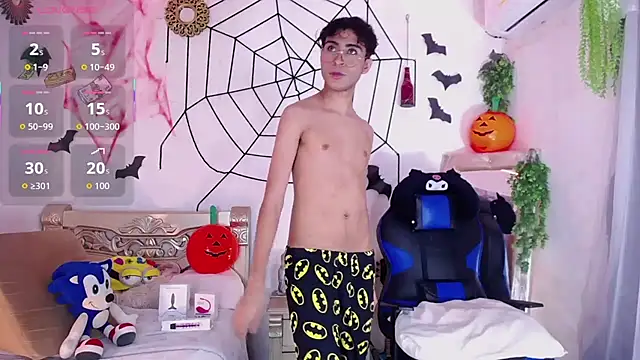 Snapshot of huge_armound chatting on 10.23.25 huge armound online show from 10.23.25