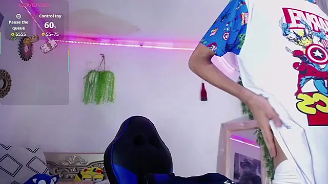 Snapshot of huge_armound chatting on 11.19.25 huge armound online show from 11.19.25