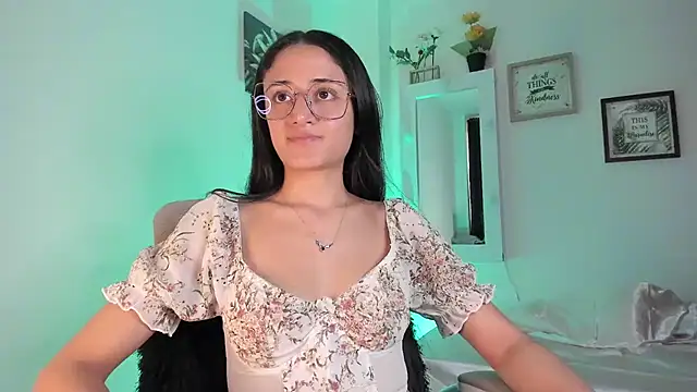 Snapshot of _Caroliinee_ chatting on 02.12.25 Caroliinee online show from 02.12.25