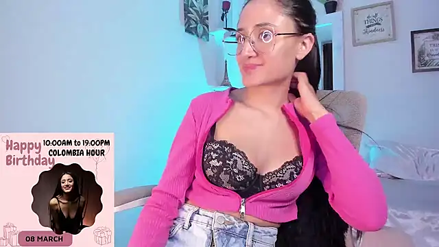 Snapshot of _Caroliinee_ chatting on 03.07.25 Caroliinee online show from 03.07.25