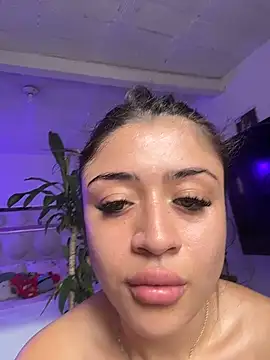 Snapshot of lucianaroy chatting on 11.01.25 lucianaroy online show from 11.01.25