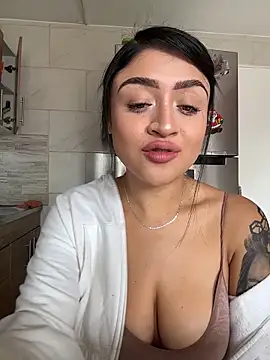 Snapshot of lucianaroy chatting on 11.29.25 lucianaroy online show from 11.29.25