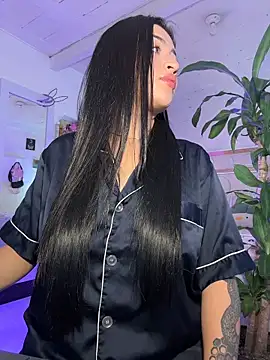 Snapshot of lucianaroy chatting on 12.19.25 lucianaroy online show from 12.19.25