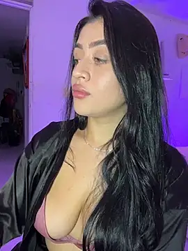 Snapshot of lucianaroy chatting on 12.21.25 lucianaroy online show from 12.21.25