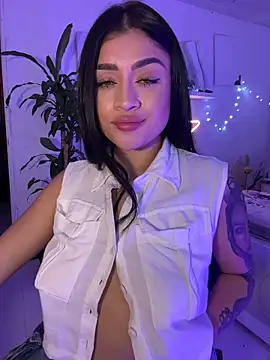 Snapshot of lucianaroy chatting on 01.15.26 lucianaroy online show from 01.15.26