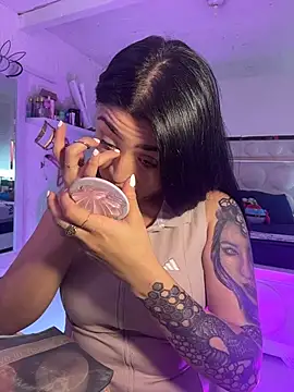 Snapshot of lucianaroy chatting on 02.18.26 lucianaroy online show from 02.18.26