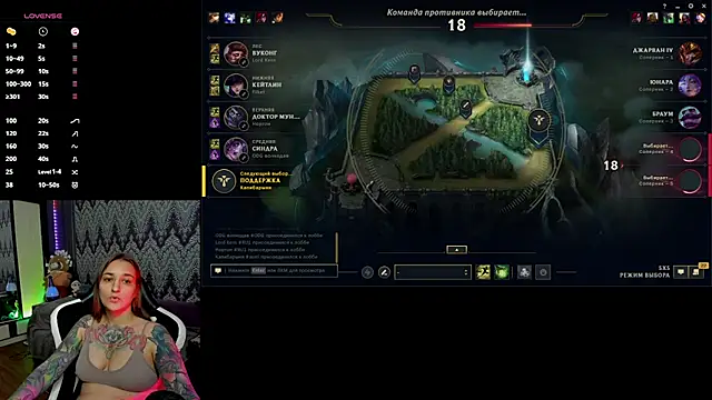 Snapshot of AlexRacc00n chatting on 10.14.25 AlexRacc00n online show from 10.14.25