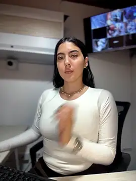 MarianaBenz online show from 05.17.26