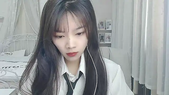 Snapshot of Jenny-Z chatting on 12.18.25 Jenny-Z online show from 12.18.25