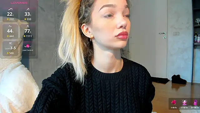 Snapshot of Sassy_Teen chatting on 10.22.25 Sassy Teen online show from 10.22.25