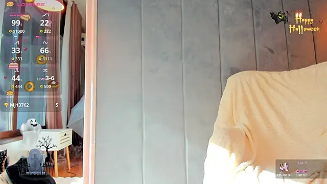 Snapshot of Sassy_Teen chatting on 10.31.25 Sassy Teen online show from 10.31.25