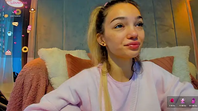 Snapshot of Sassy_Teen chatting on 12.19.25 Sassy Teen online show from 12.19.25