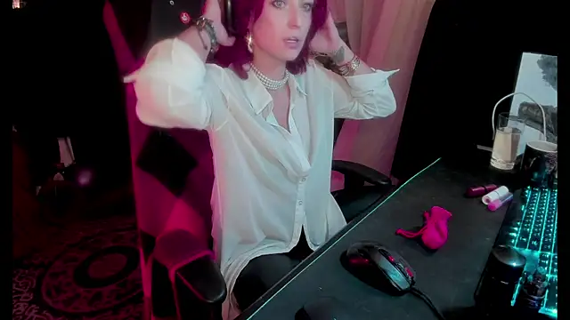 Snapshot of astarrot chatting on 10.28.25 astarrot online show from 10.28.25