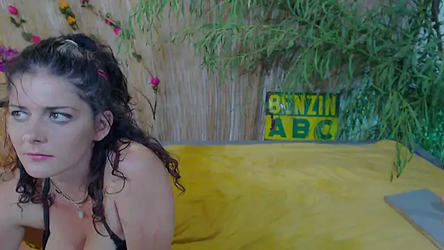 Snapshot of SweetJojo1993 chatting on 10.05.25 SweetJojo1993 online show from 10.05.25