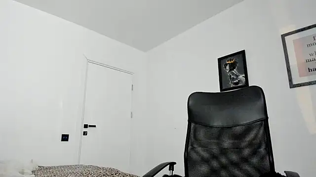 PortraitMarie online show from 01.25.25