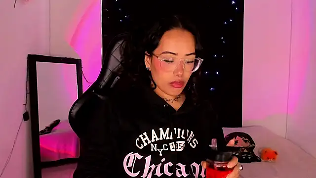 Snapshot of willow_poisson chatting on 01.08.25 willow poisson online show from 01.08.25