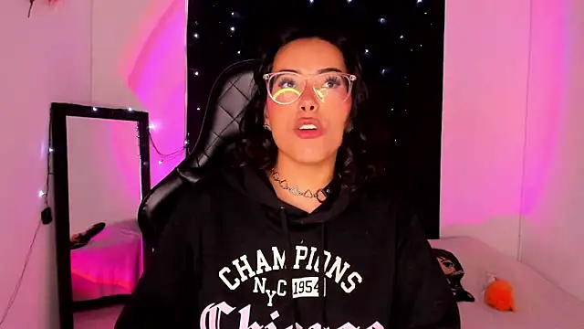 Snapshot of willow_poisson chatting on 01.08.25 willow poisson online show from 01.08.25