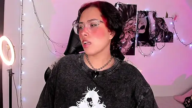 Snapshot of willow_poisson chatting on 09.09.25 willow poisson online show from 09.09.25