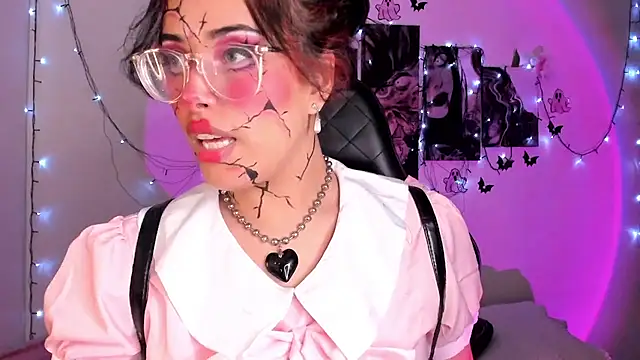 Snapshot of willow_poisson chatting on 10.29.25 willow poisson online show from 10.29.25