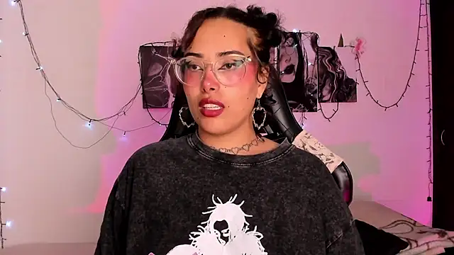 Snapshot of willow_poisson chatting on 11.24.25 willow poisson online show from 11.24.25