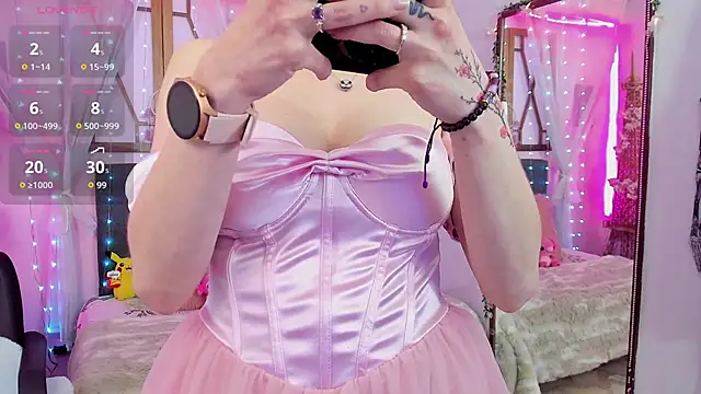 Snapshot of laura_olssen chatting on 11.27.25 laura olssen online show from 11.27.25