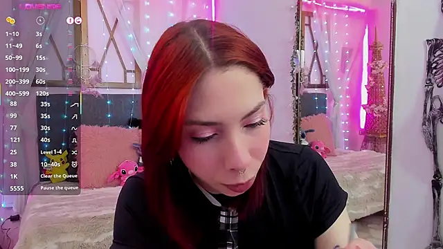 Snapshot of laura_olssen chatting on 11.28.25 laura olssen online show from 11.28.25