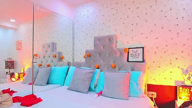 JulietaReyess online show from 10.18.25