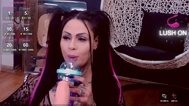 Snapshot of DeniSalome chatting on 02.04.25 DeniSalome online show from 02.04.25