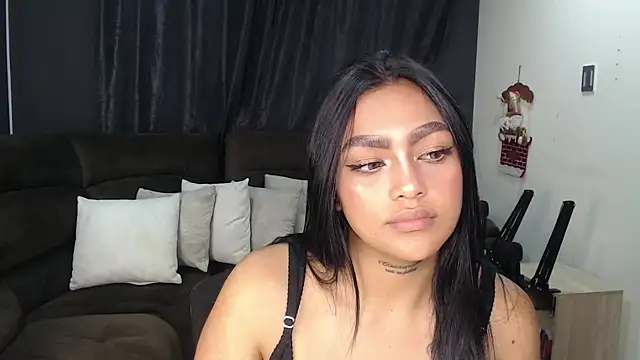 Snapshot of fairylatin222 chatting on 12.15.25 fairylatin222 online show from 12.15.25