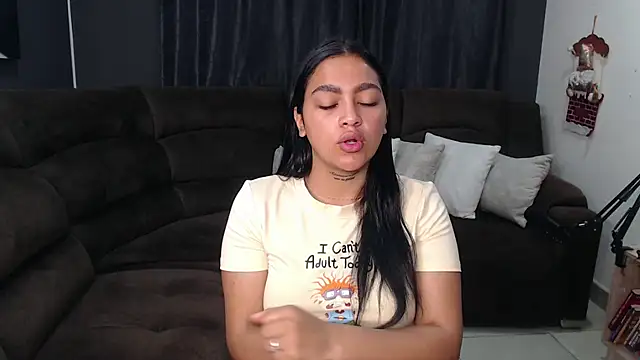 Snapshot of fairylatin222 chatting on 12.21.25 fairylatin222 online show from 12.21.25