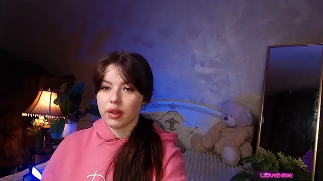 JulieHeets online show from 12.04.24