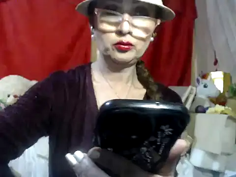 Snapshot of hottieperla chatting on 12.18.25 hottieperla online show from 12.18.25