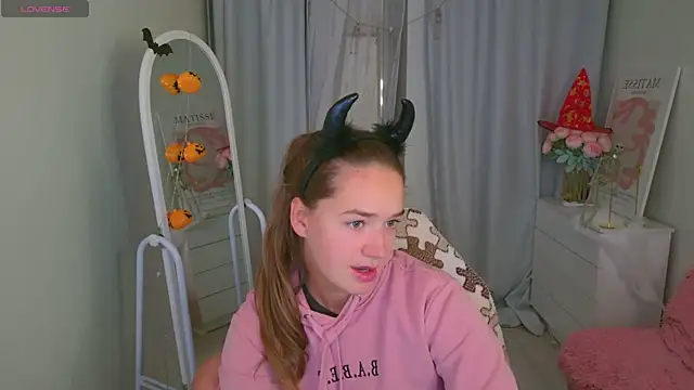 Snapshot of LovelyJessie chatting on 10.29.25 LovelyJessie online show from 10.29.25