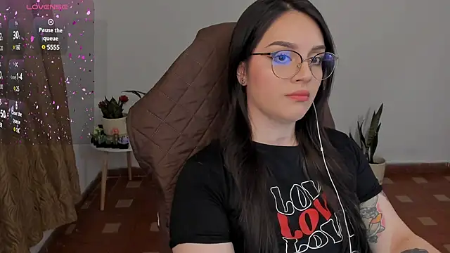 Snapshot of anaveleeez chatting on 12.19.24 anaveleeez online show from 12.19.24