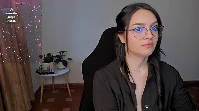 Snapshot of anaveleeez chatting on 12.31.24 anaveleeez online show from 12.31.24