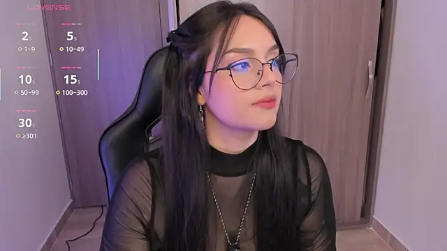 Snapshot of anaveleeez chatting on 12.20.25 anaveleeez online show from 12.20.25