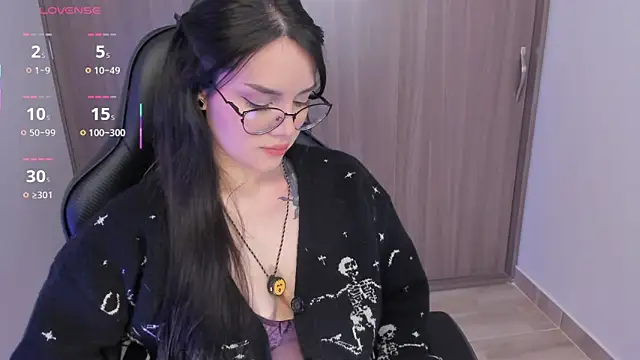 Snapshot of anaveleeez chatting on 12.21.25 anaveleeez online show from 12.21.25