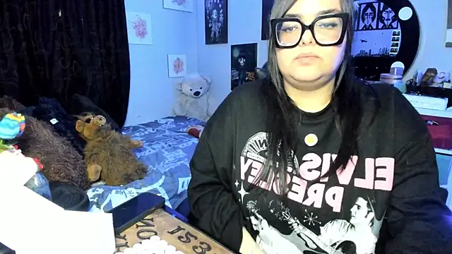 Snapshot of Luise_Meyrink chatting on 11.18.25 Luise Meyrink online show from 11.18.25