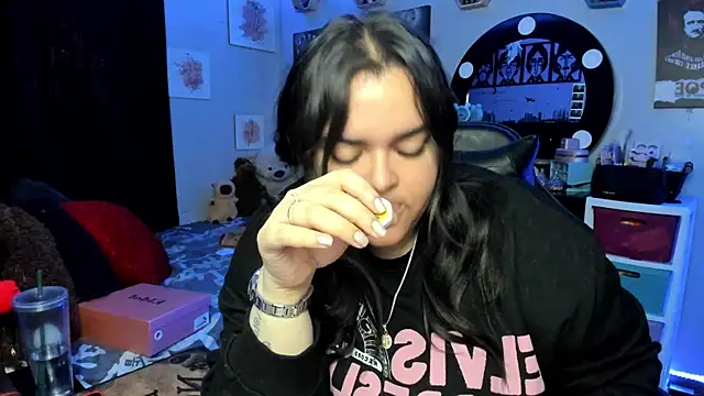 Snapshot of Luise_Meyrink chatting on 11.21.25 Luise Meyrink online show from 11.21.25