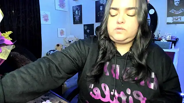 Snapshot of Luise_Meyrink chatting on 12.16.25 Luise Meyrink online show from 12.16.25