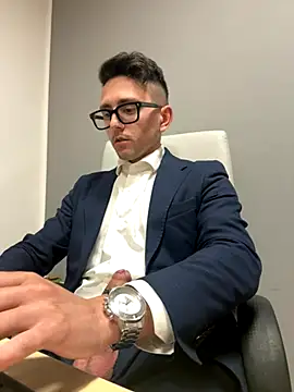 Snapshot of masterboss_ chatting on 11.18.25 masterboss online show from 11.18.25