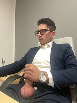 Snapshot of masterboss_ chatting on 12.04.25 masterboss online show from 12.04.25