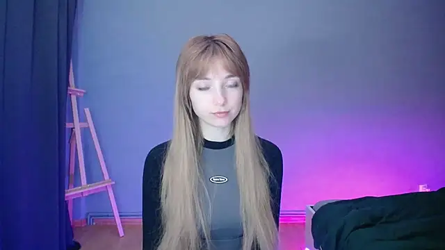 Snapshot of LuciaYoung chatting on 02.04.25 LuciaYoung online show from 02.04.25