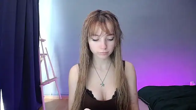 Snapshot of LuciaYoung chatting on 02.05.25 LuciaYoung online show from 02.05.25