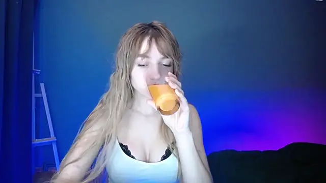 Snapshot of LuciaYoung chatting on 02.12.25 LuciaYoung online show from 02.12.25