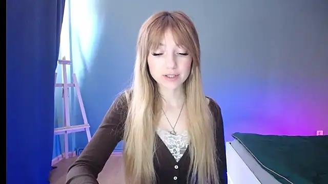 Snapshot of LuciaYoung chatting on 02.18.25 LuciaYoung online show from 02.18.25