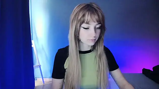 Snapshot of LuciaYoung chatting on 02.19.25 LuciaYoung online show from 02.19.25