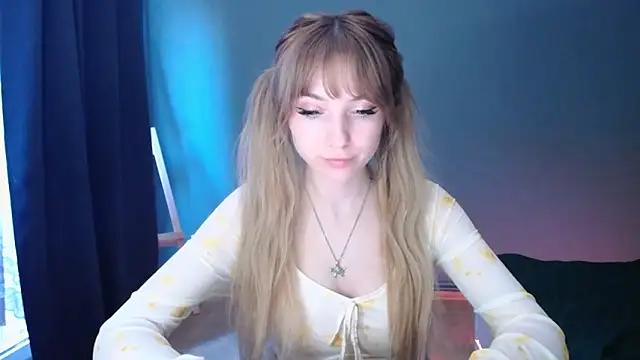 Snapshot of LuciaYoung chatting on 02.21.25 LuciaYoung online show from 02.21.25