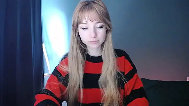 Snapshot of LuciaYoung chatting on 02.22.25 LuciaYoung online show from 02.22.25