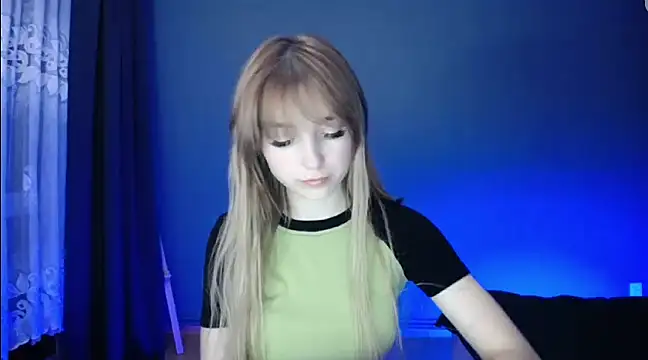 Snapshot of LuciaYoung chatting on 02.26.25 LuciaYoung online show from 02.26.25